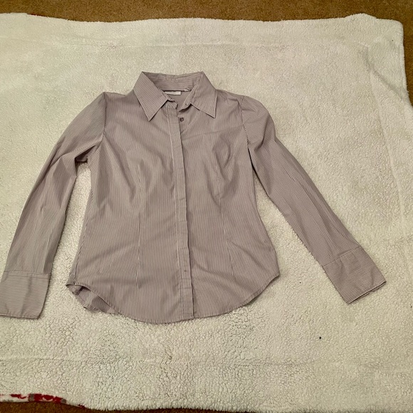 🌷Set of 2 Women’s Button Downs - Picture 4 of 7